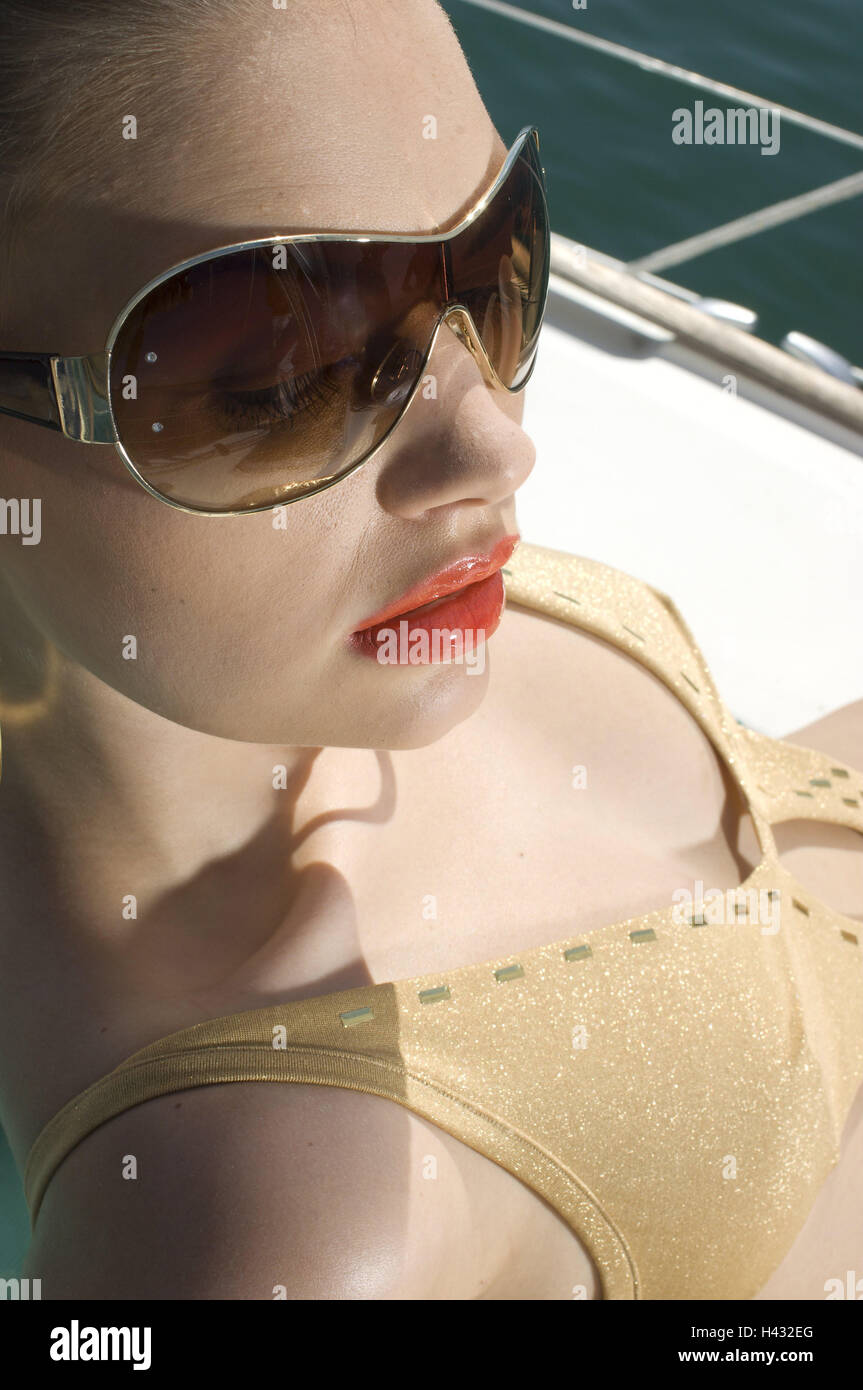 Sailing yacht, donna, costume da bagno, bagno solare, troncato Foto Stock