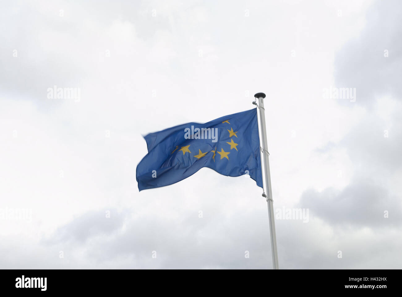Pennone, bandiera UE, pennone, bandiera, la bandiera, l'UE, la bandiera europea, stelle, Stati membri, dodici, vento soffiare, icona, Comunità europea, Foto Stock