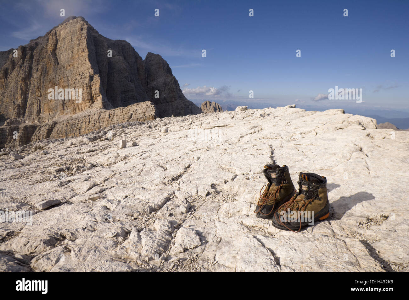 L'Italia, Trentino Dolomiti, Tu di Madonna di Campiglio, bile altopiano, Stivali di arrampicata, Dolomiti di Brenta, Alpi Orientali, calce alpi, alpi, montagne, montagne, vertici, rocce, Hochgebirge, altopiano, scarpe, scarpe da viaggio, scarpa giovane, icona, alpinismo, attività, hobby, tempo libero, sport, sport di montagna, dimenticare, rigetti, Foto Stock