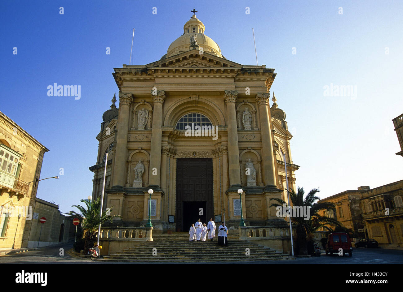 Malta, isola di Gozo, Xewkija a cupola chiesa, intervallo di input, sacerdoti, nessun modello di rilascio, isola, isola del Mediterraneo, Mare mediterraneo, chiesa parrocchiale, struttura, architettura, architettura, luogo di interesse, destinazione, turismo, intervallo di input, scale, persone, sacerdoti, misurazione servi, esterno, Foto Stock