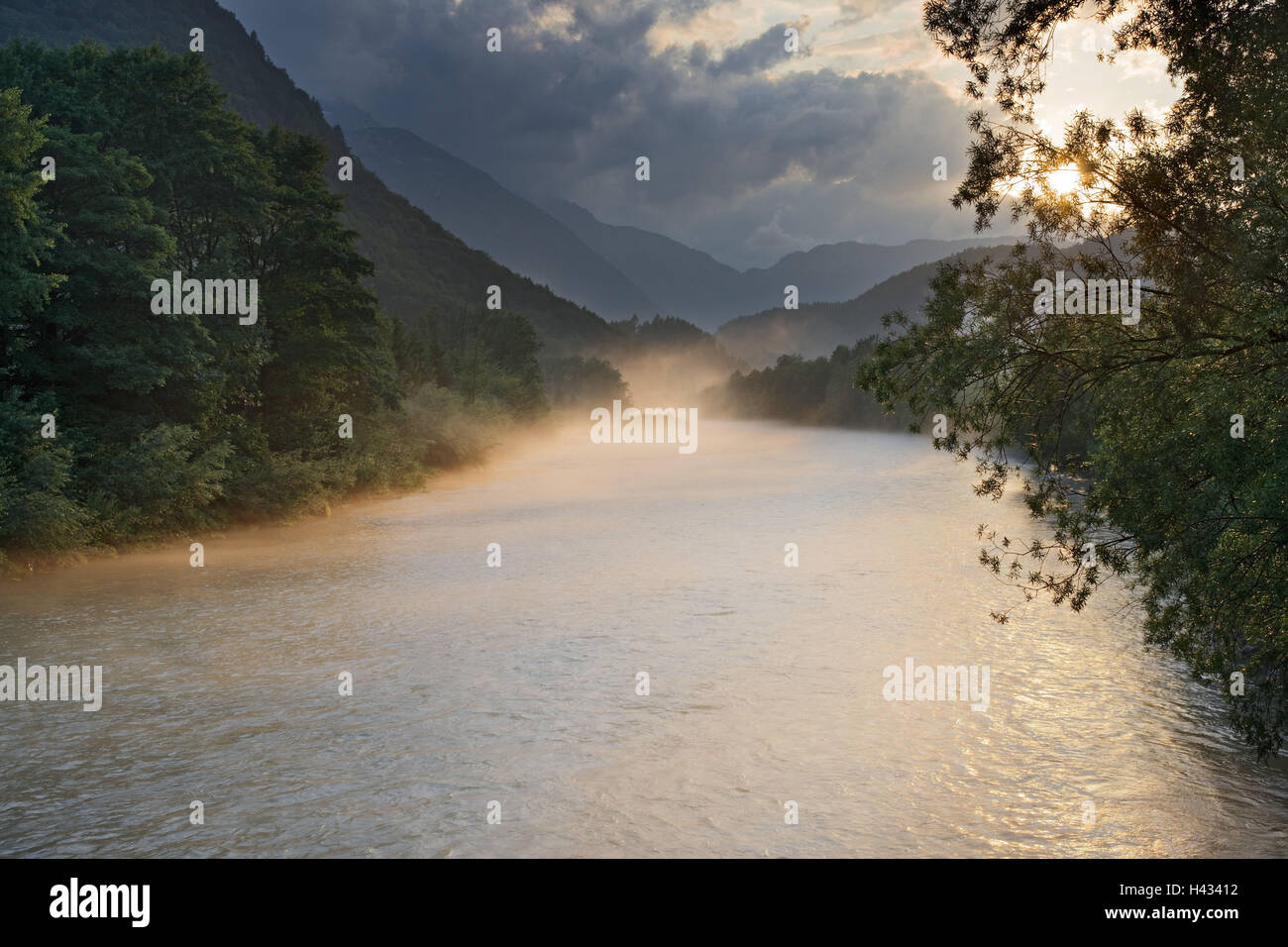 L'Austria, paese di Salisburgo, fiume Lammer, luce della sera, fumo Foto Stock