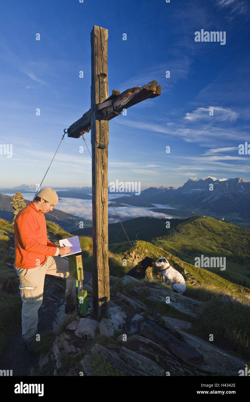 L'Austria, la Stiria, Bassa conciatori, Schladminger, vertice di croce, Pleschnitzzinken, uomo, vertice prenota, voce, Foto Stock