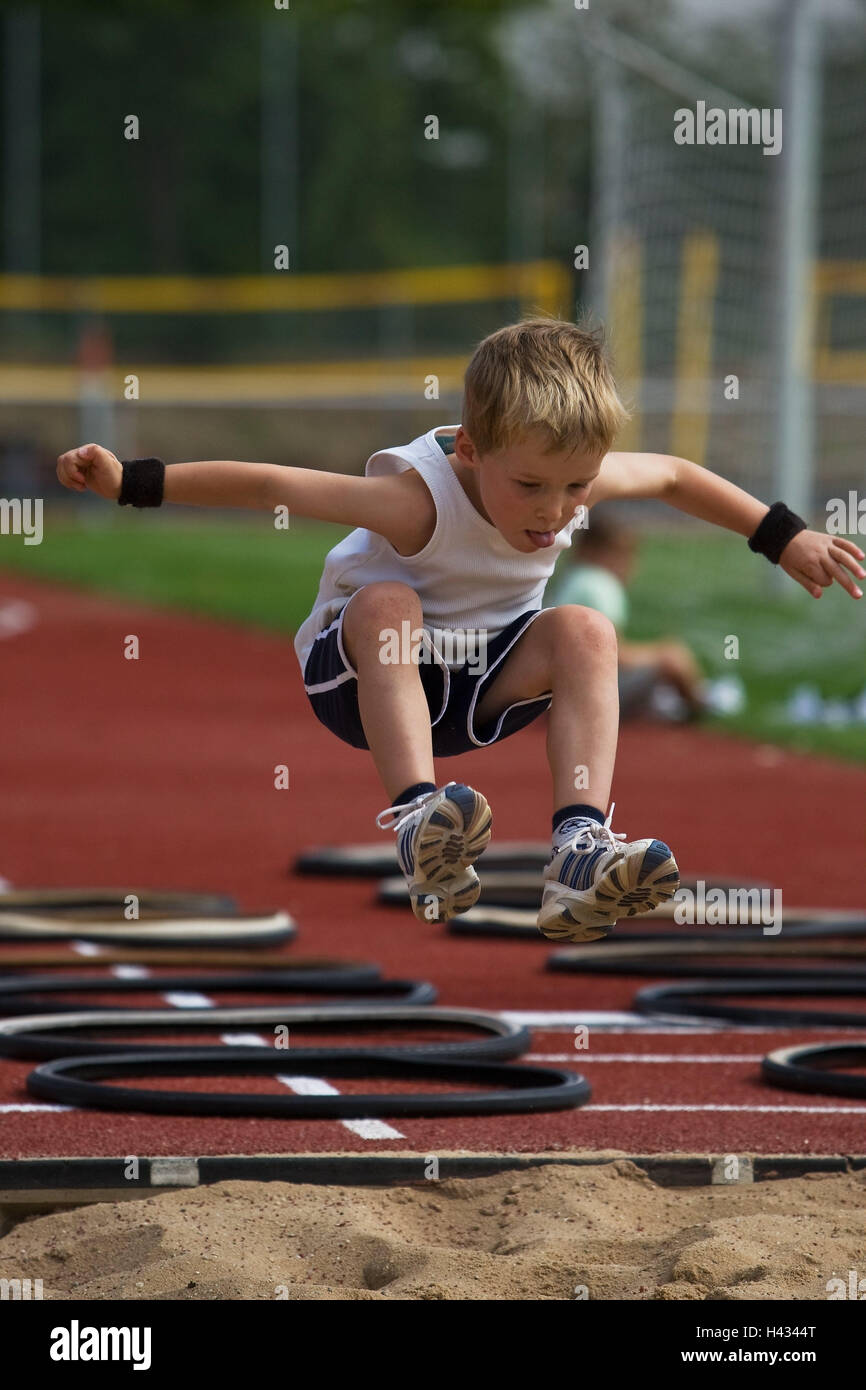 Campo sportivo, boy, ampio salto, modello rilasciato, persone, salto, ampio salto miniera, bambino, crack, larghezza, altezza, ambizione, di destinazione e di atterraggio, forza, dynamics, formazione, energia, concentrazione, campo sportivo, atletica formazione, calzature sportive, atletica, corpo intero, Foto Stock