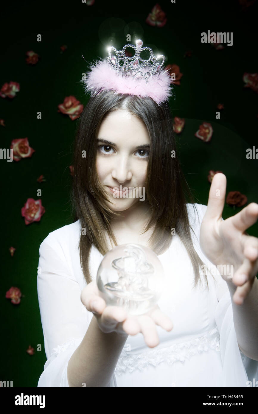 Donna, sorriso, rivestimento, Princess, Crown, Palla di vetro, attesa, gesto, metà ritratto, modello rilasciato, persone, donne Ritratto, giovane, con i capelli lunghi, brunette, fata, fiaba, magia, di gioia e di orgoglio, poco corona, sogno, il desiderio, sogno di infanzia, studio, all'interno, fioriture, vera e propria leggenda anello, sfera di cristallo, Foto Stock