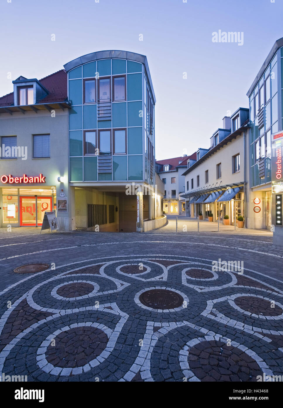 Austria, di Baden vicino a Vienna, bagno termale, centro, zona pedonale, banca, sera, Foto Stock