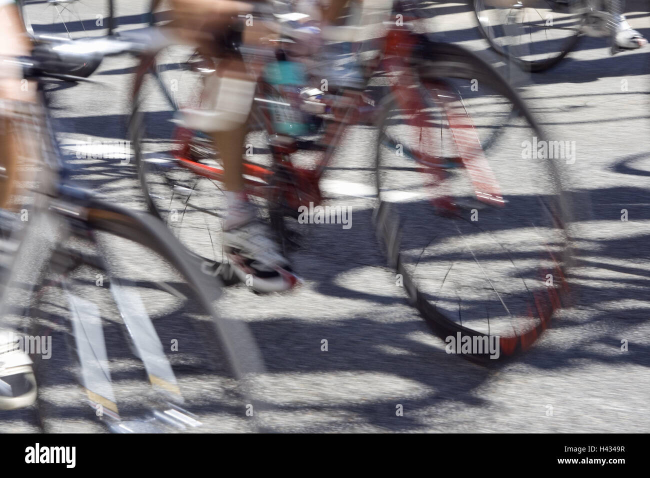 Street racing ciclista, vai in salita, vista laterale, motion blur, dettaglio, nessun modello di rilascio, Francia, della Wheels Racing, biciclette, ciclismo, sport, noleggio guida, gara ciclistica, velocità, motion, kick, piedi, noleggio scarpe, scarpe in radianti, ceppo, hobby, tempo libero, la perseveranza, la condizione, il pneumatico di una bicicletta, piedi, persone, gruppo, sole, ombra, sfocatura, Foto Stock