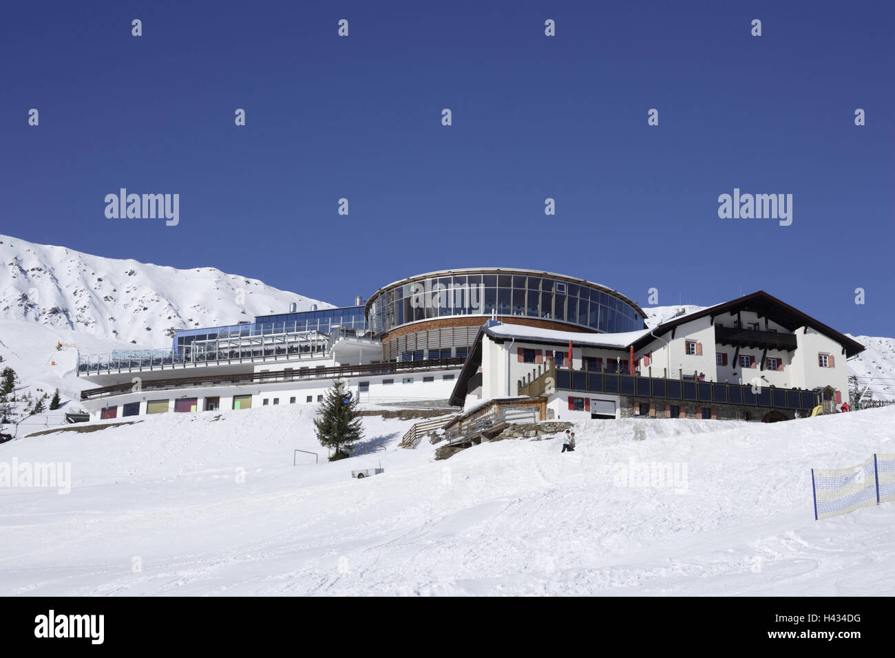 Austria, Tirolo, Serfaus-Fiss-Ladis, zona sciistica, ristorante di montagna, alpi, montagne, montagne, stagione invernale, neve, coperta di neve, sport invernali, sport invernali, sci area, turismo, villaggio turistico, Serfaus, vacanza sciistica, edificio, ristorante, architettura, soleggiato, esterno, deserte, casa di imbarco, hotel, Foto Stock