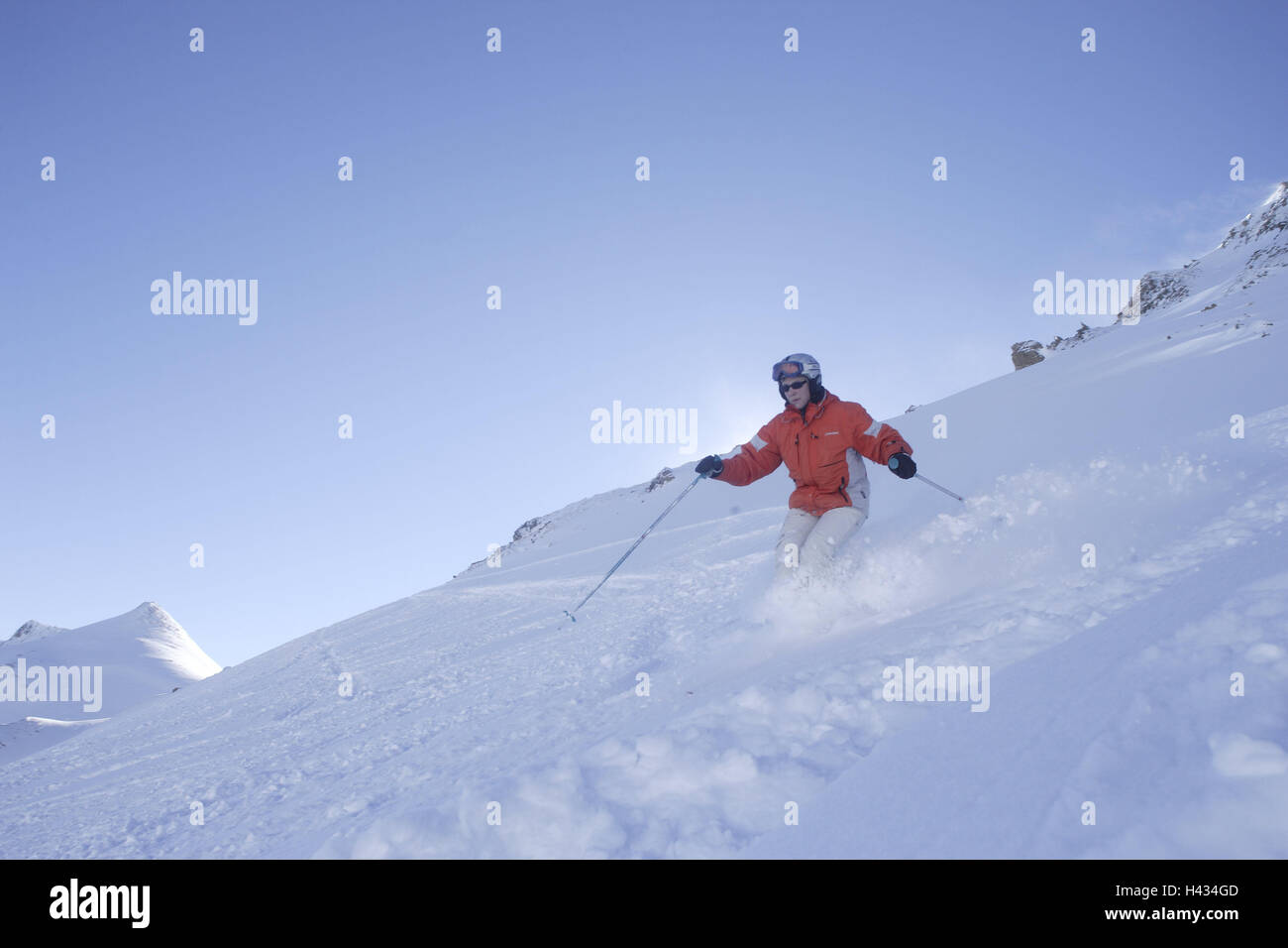 Austria, Tirolo, Serfaus, pista di sci, sciatore, neve, modello rilasciato, alpi, montagne, montagne, stagione invernale, neve, coperta di neve, sport invernali, sport invernali, sci area, turismo, turismo, persona, sci, pista, meno di partenza, meno col partenza, partenza, sciatore, casco, tempo libero e attività, motion, attivamente, Foto Stock