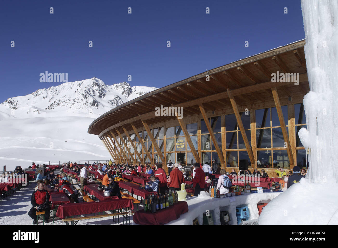Austria, Tirolo, Serfaus, zona sciistica, ristorante di montagna, Masner, terrazza, gli ospiti, nessun modello di rilascio, alpi, montagne, stagione invernale, neve, coperta di neve, sport invernali, sport invernali, sci area, turismo, turismo, persona, esterno, ristorante, rifugio sciistico, edificio, architettura, Masnerkopf, sciatore, una costruzione in legno, break, riposo, stop, Foto Stock