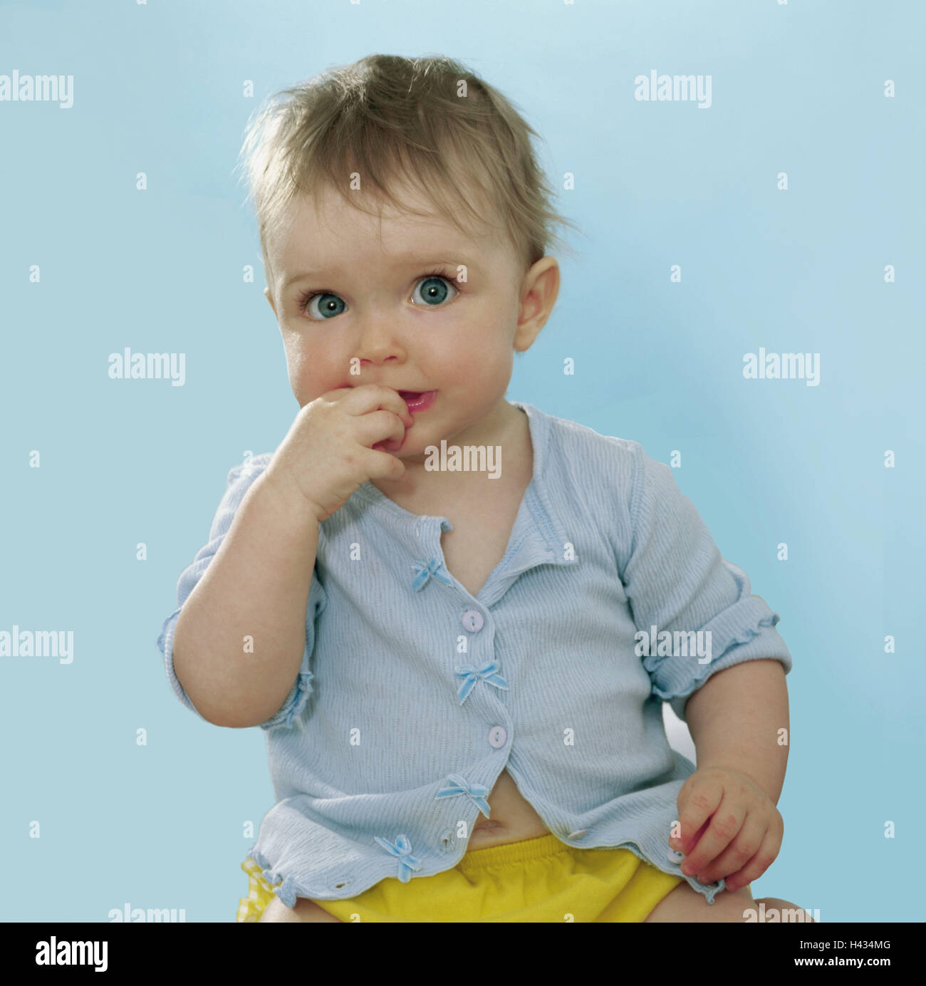 Il Toddler, ragazze, mano, bocca, touch, dettaglio, serie, persone, bambino, 9 mesi, top luce-blu, sguardo fotocamera, eye-colore blu, infanzia liberamente, naturalezza, interna Foto Stock