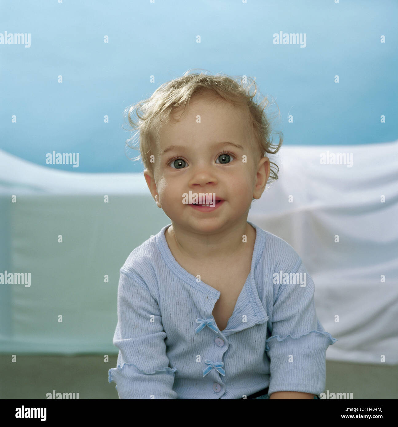 Il Toddler, ragazze, semi-ritratto, ride serie, persone bambino 9 mesi, top luce-blu, sguardo fotocamera, eye-colore blu, latte-denti, edge-denti, infanzia liberamente, naturalezza, cutely pacificamente, interna Foto Stock