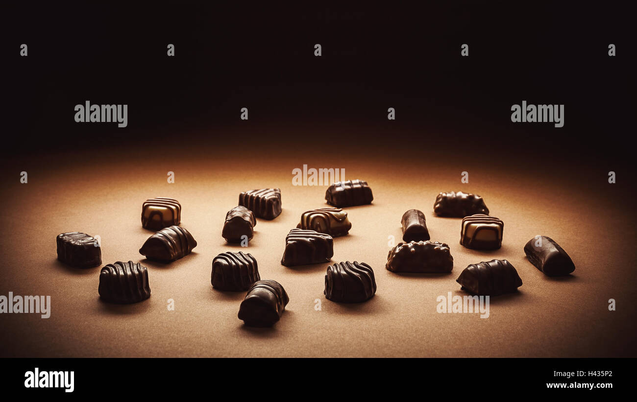 Studio composizione di vari cioccolatini su sfondo marrone. Foto Stock