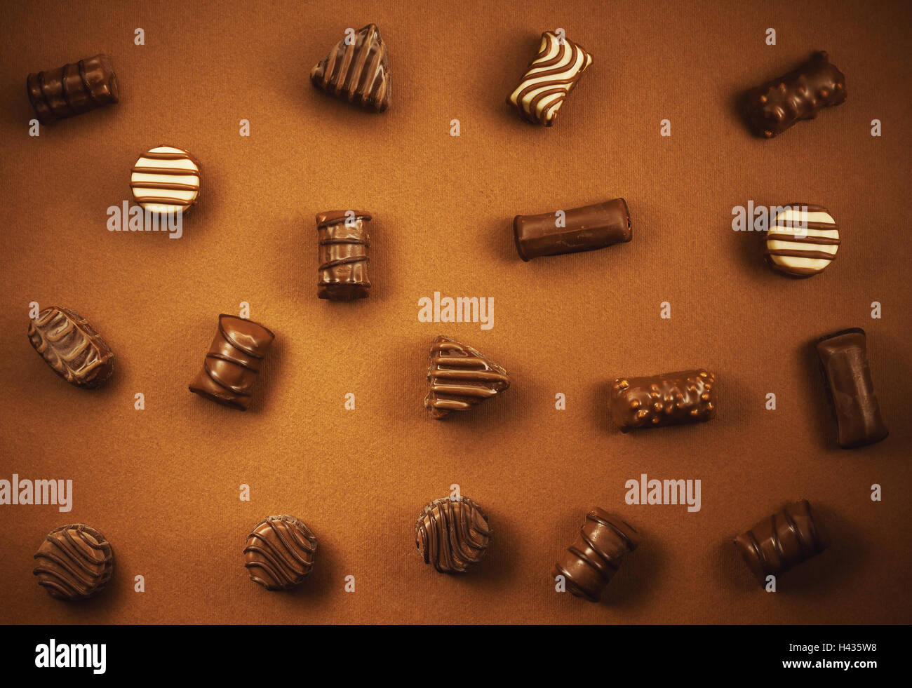 Studio composizione di vari cioccolatini su sfondo marrone. Foto Stock