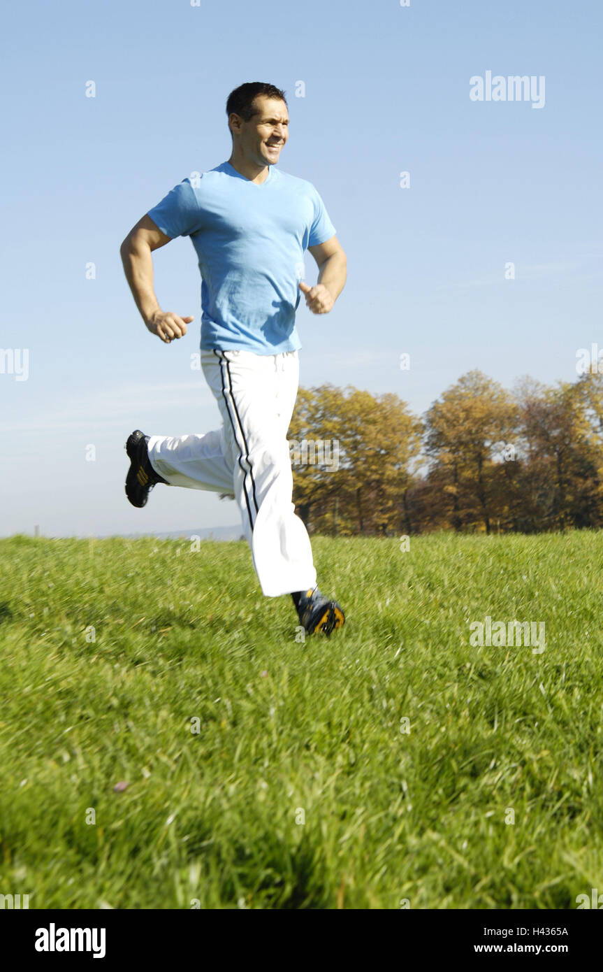 L'uomo, fitness, natura, jogging, sorriso, salute, all'aperto, motion, sport, corsa, condizione, perseveranza, potentemente, attività in modo dinamico, Foto Stock