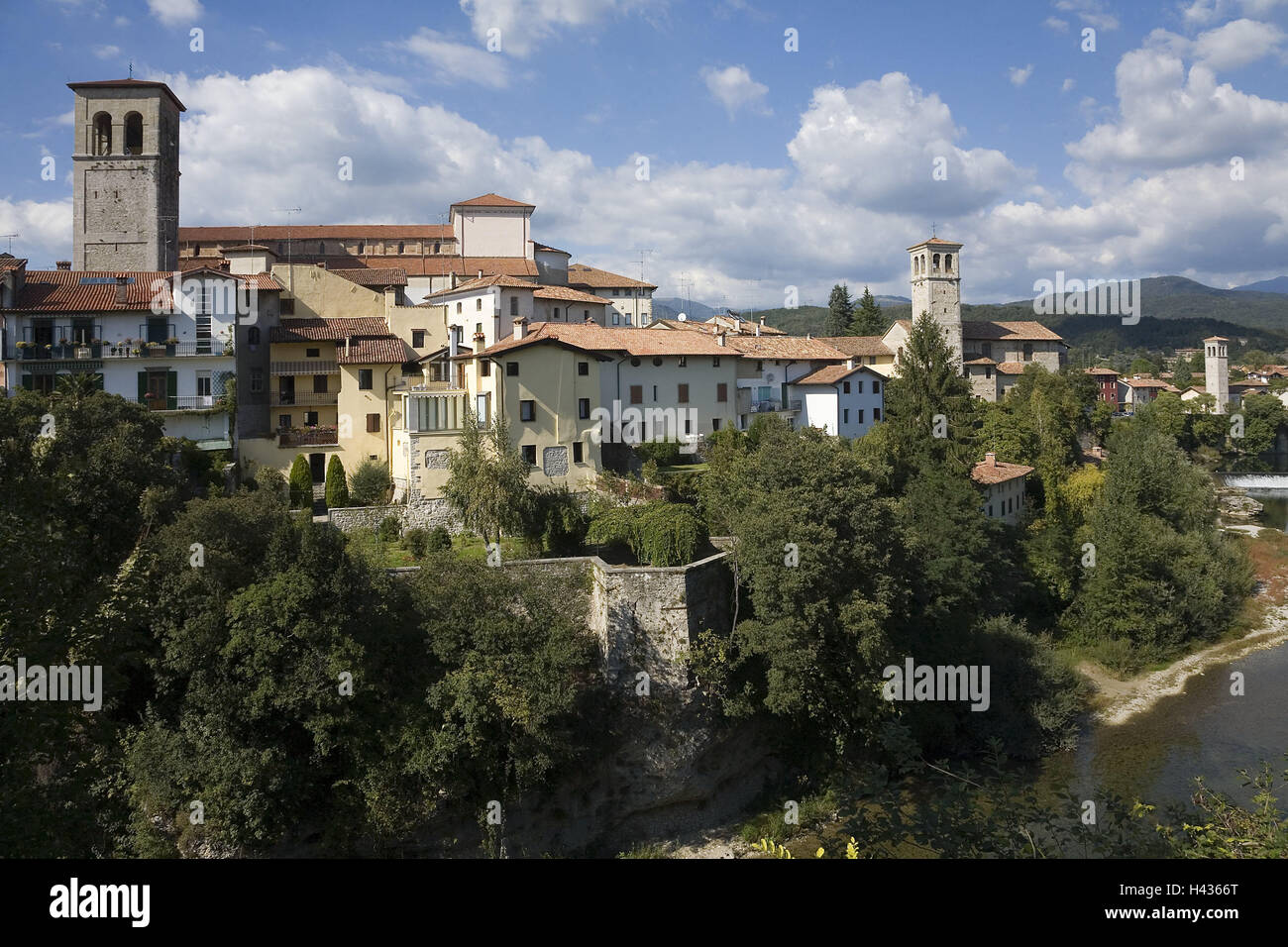 Italia Friuli, Udine, vista città, città, case, case, cattedrale, la chiesa, il campanile, sul fiume Natisone, luogo di interesse, destinazione, turismo, Foto Stock