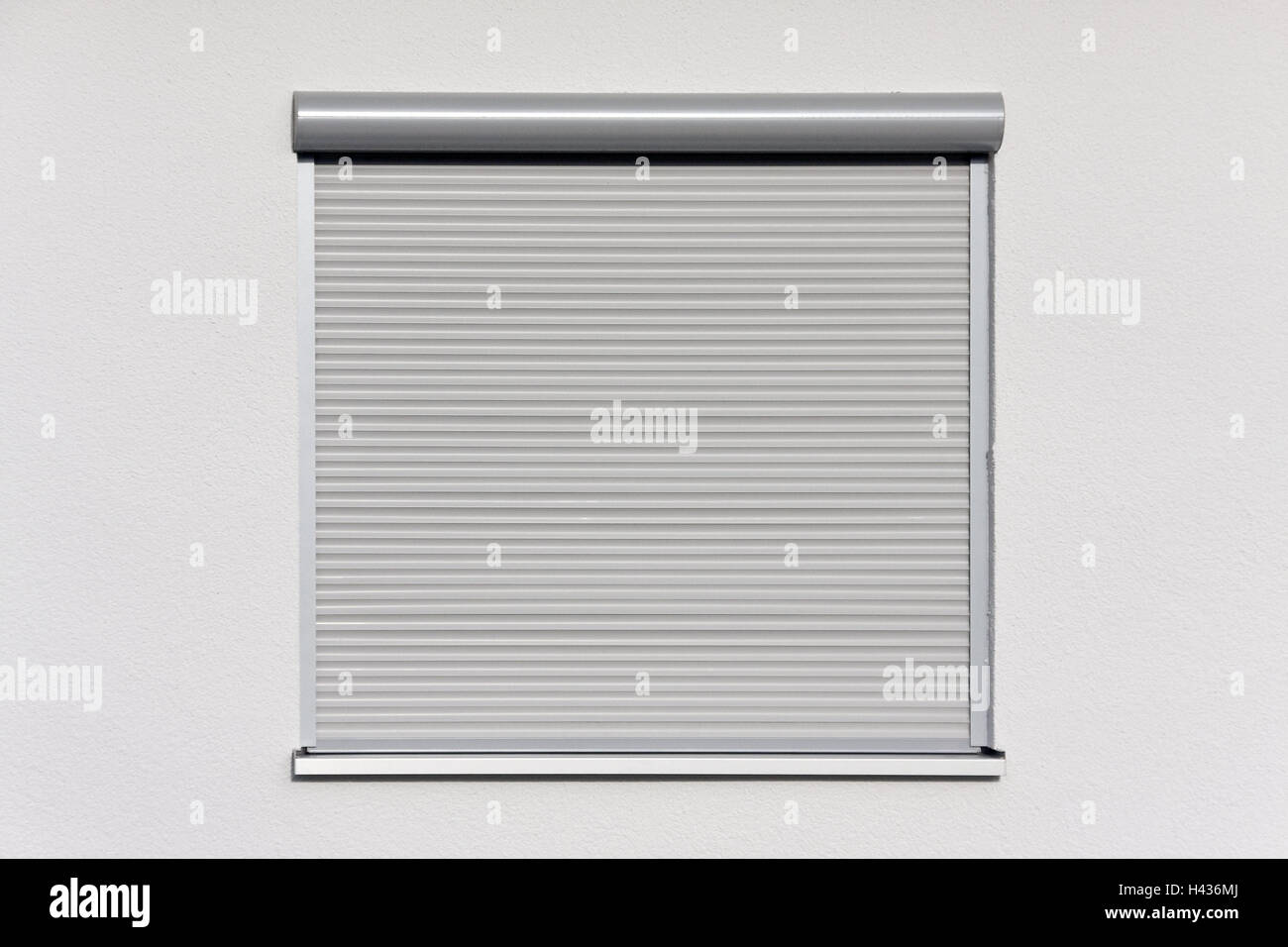 Casa residenziale, dettaglio finestra, otturatore, chiuso, facciata di casa, al di fuori del muro, visualizzare la protezione, protezione antifurto, isolamento termico, veneziana, nervature, protezione, sicurezza, l'anonimato, la sfera intima, privatamente, esterno, Foto Stock