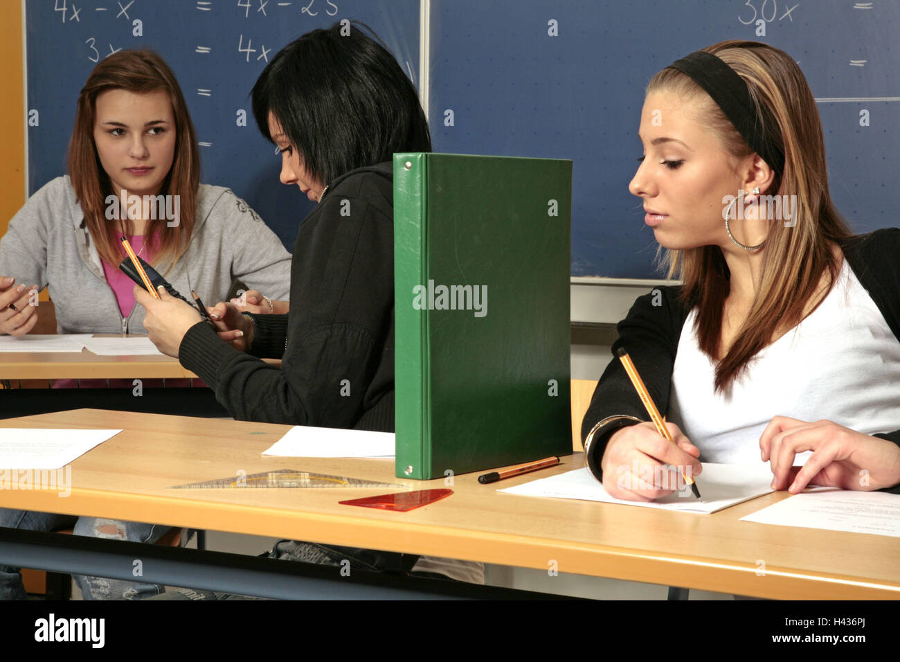 Scuola, lezioni di matematica, studentesse, test, ventiquattrore visualizzare la protezione, trucco, Foto Stock