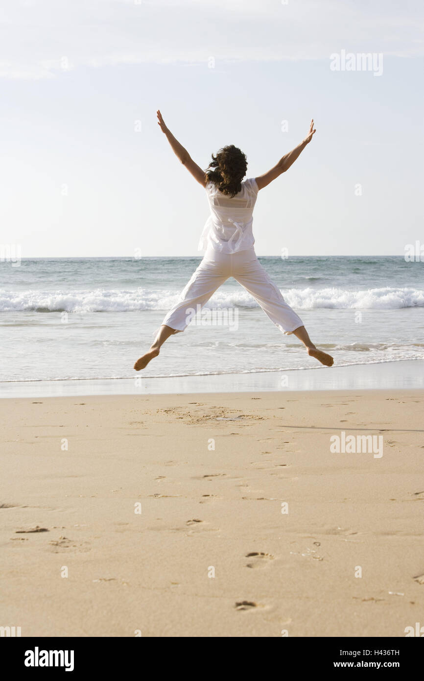 Il Portogallo, spiaggia, donna, salto in aria, vista posteriore, Foto Stock