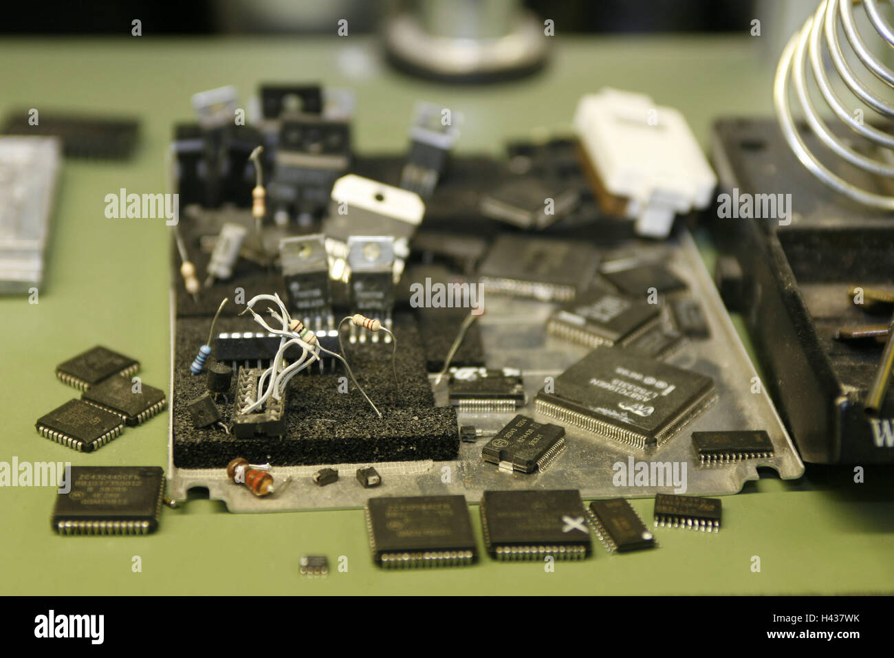 Rifiuti elettronici, rottami di metallo, rifiuti, rimane, riciclaggio, patatine, schede, elettronica, tecnologia, elettronicamente, parti prefabbricate, vecchio, rotto, disassembla, parti prefabbricate, nessuno, garage, all'interno, Foto Stock