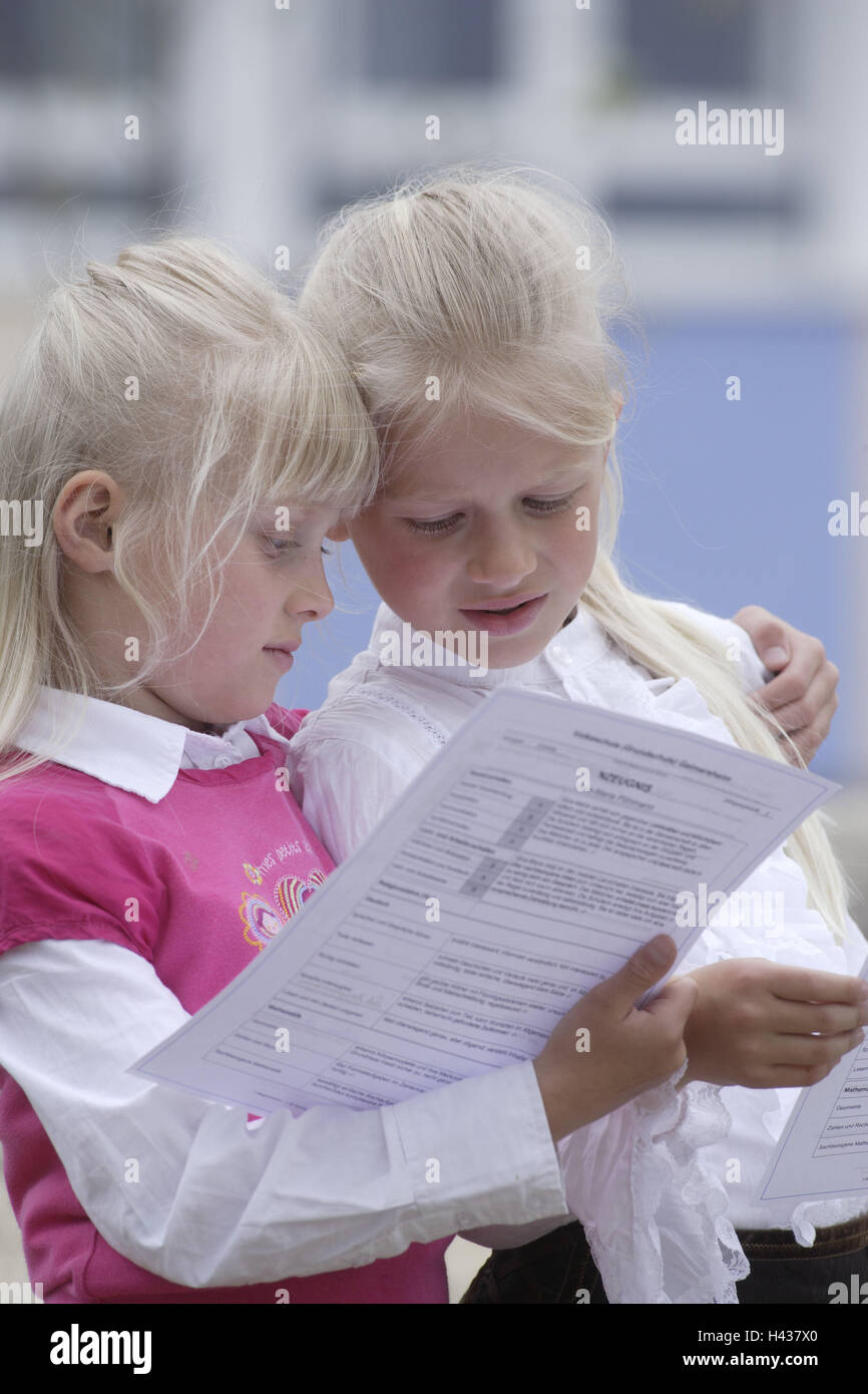 Le ragazze, scuola elementare, relazioni, look, studentesse, 6-10 anni, esterno, istruzione, bionda, due amici, relazione, scuola elementare, bambini, apprendimento, studio di Pisa, ritratto, giochi, scuola cliente, conoscenze, aspettativa, report dubbia, è deludente, considerare, cliente paura, ritratto, esterno, Foto Stock