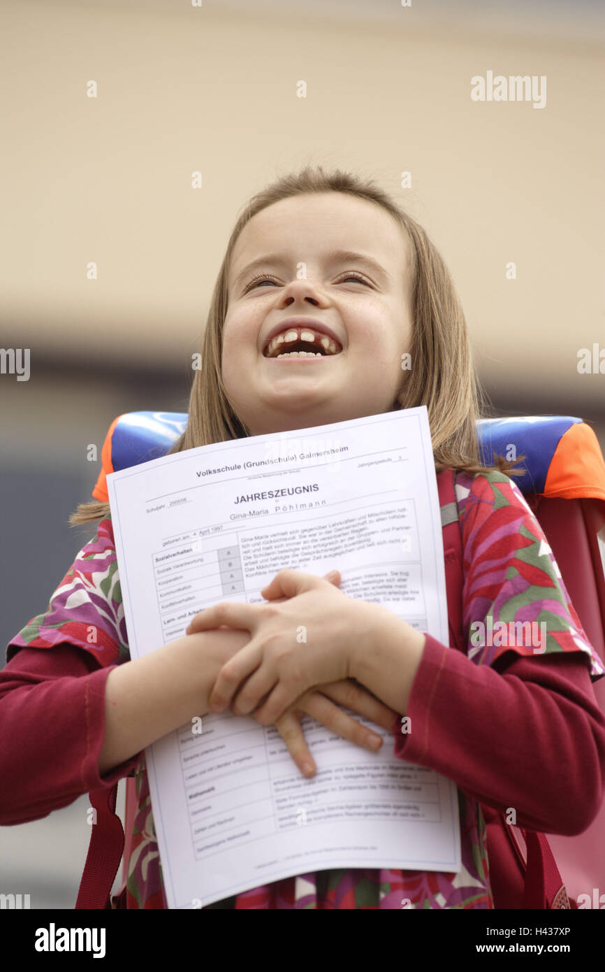 Le ragazze, scuola elementare, relazione, positivamente, gioia, felice, schoolgirl, 6-10 anni, bambini, scuola borsa, esterno, istruzione, scuola elementare, ridere, tenere apprendimento, studio di Pisa, ritratto, giochi, scuola cliente, ben, conoscenza, relazione, contently, contentissimo, stick, premere, reso più facile, a gioire, Foto Stock