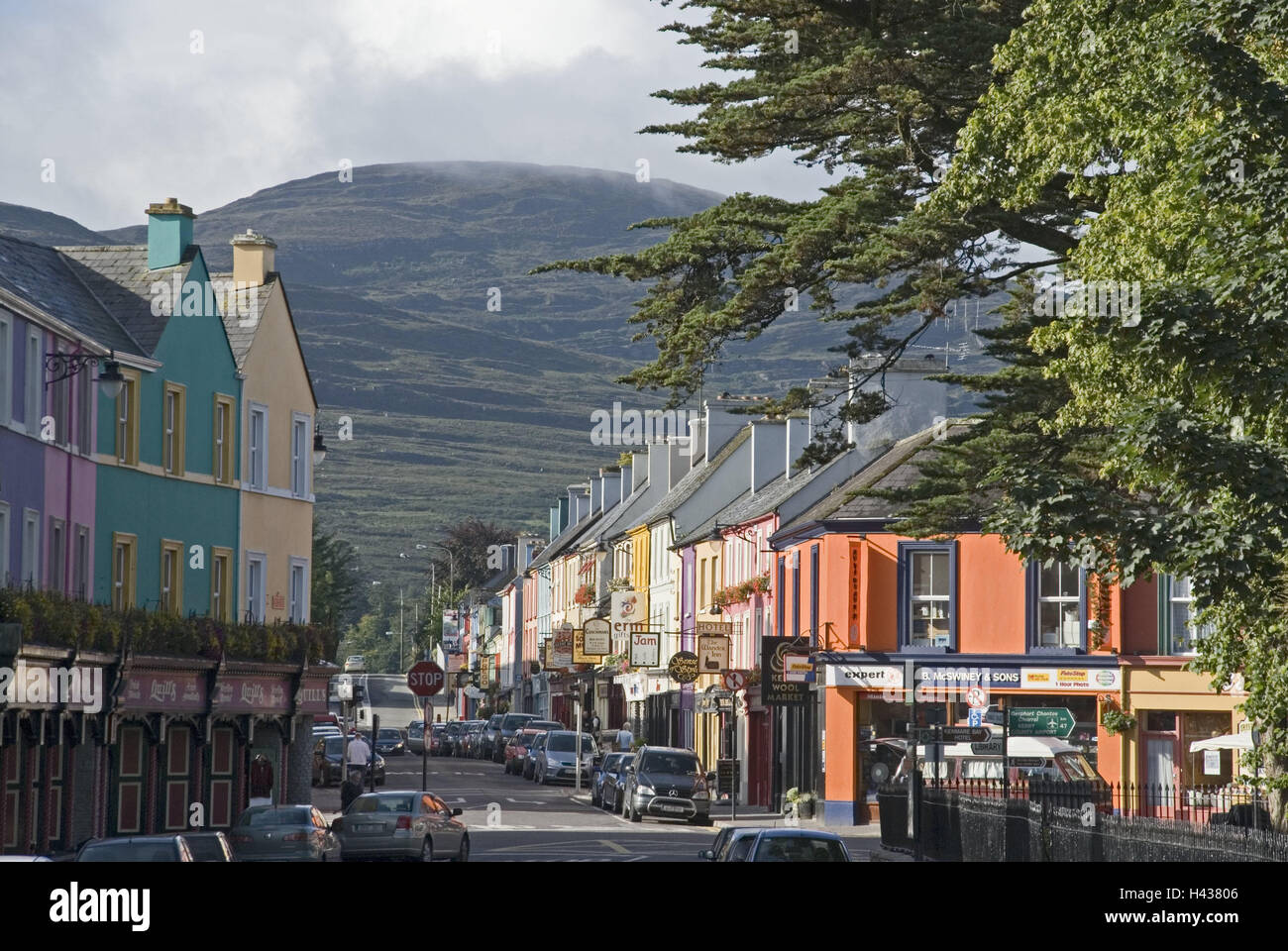 Irlanda, Munster, Kerry, Kenmare, "Henry Street', negozi, case, colorfully, vista città, luogo, edificio, architettura, street, facciate, terrazza, auto, Foto Stock