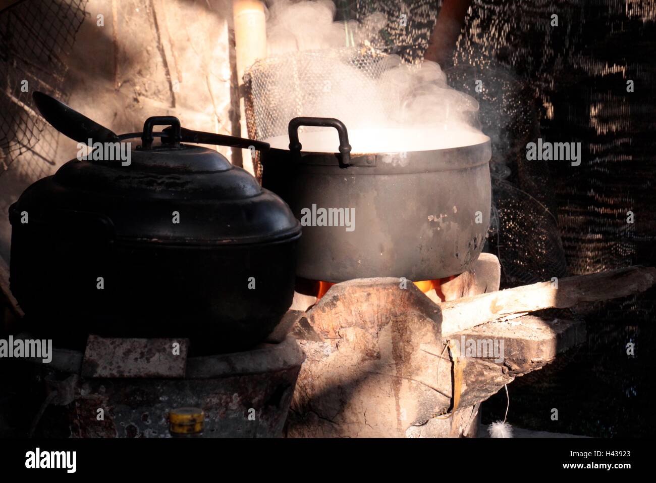 Vecchia pentola di cottura dei cibi sulla masterizzazione di fuoco di legno stufa Foto Stock
