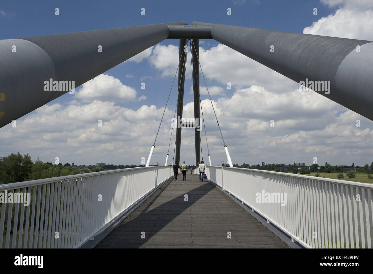 In Germania, in Renania settentrionale-Vestfalia, Dusseldorf, nuovo porto commerciale, ponte in multimedia information center, città e porto commerciale, Media Harbour, passerella, architettura, il ponte sul fiume Reno, Harbour Bridge, pedonale Foto Stock