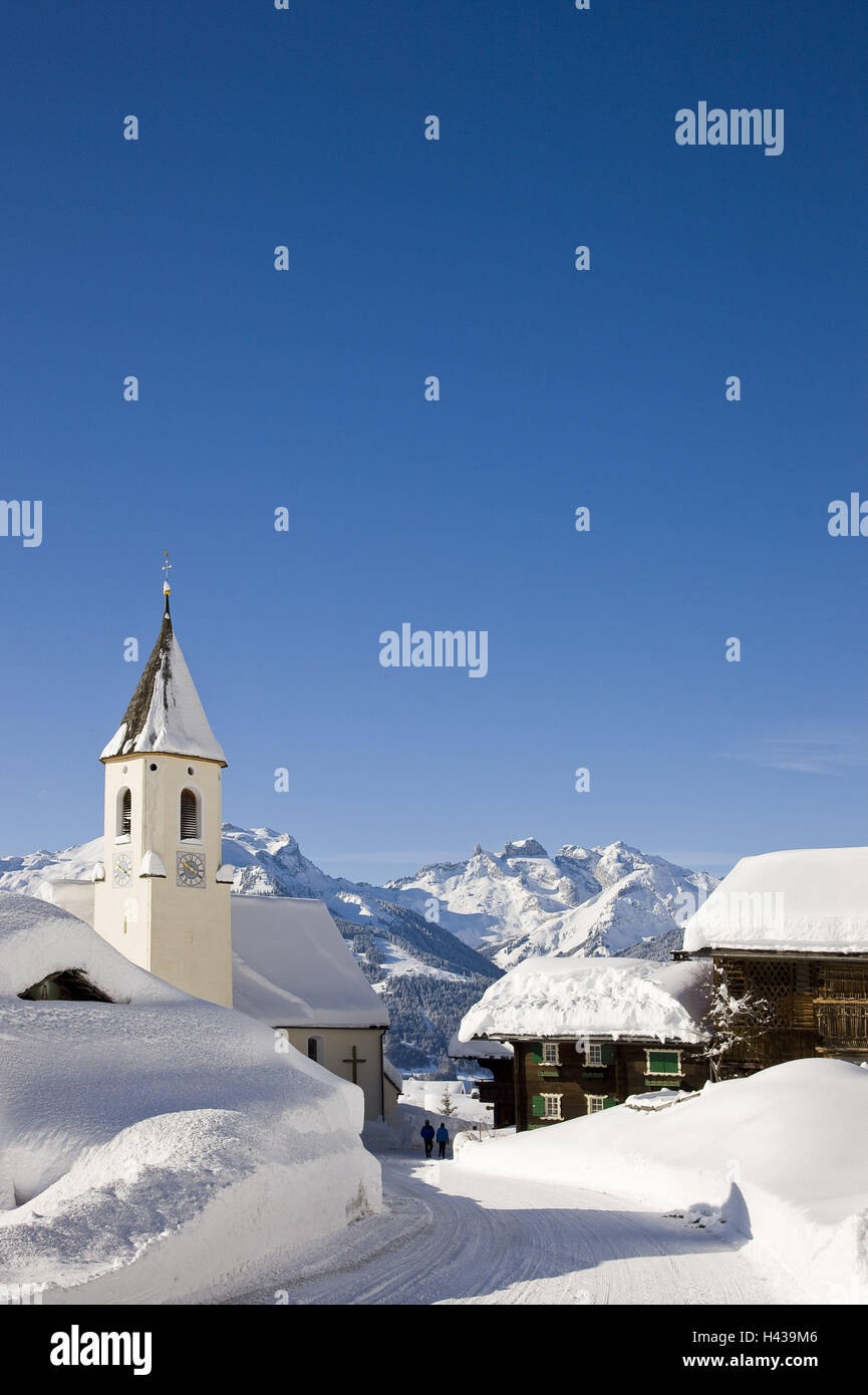 Austria Vorarlberg, Bartholomäberg, chiesa parrocchiale, montagne, cielo, blu, inverno, Foto Stock