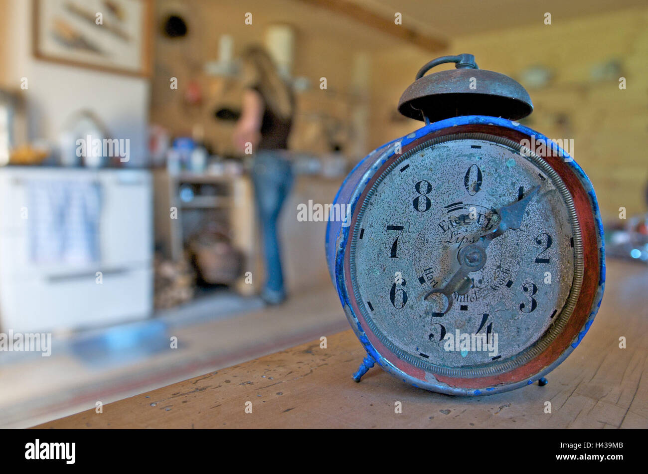 Timer di uovo, vecchio, cucina, donna, vista posteriore, Foto Stock