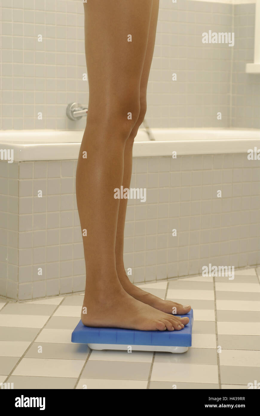 Le stanze da bagno, donna, stand, bilancia pesapersone, dettaglio, piedi, Foto Stock
