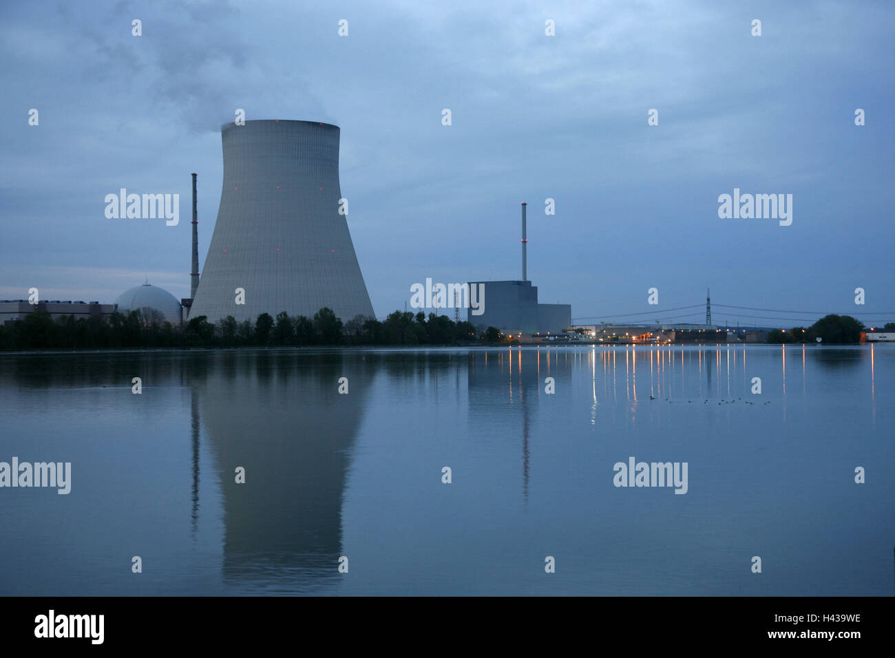Germania, Bassa Baviera, Essenbach, la centrale nucleare di Isar, serbatoio, riflessione, sera, Baviera, nucleare, torre di raffreddamento, reattore, Edificio del reattore, Fumaiolo, vapore, fumo, lago, acque, EON, la generazione di energia elettrica, energia nucleare, produ di potenza Foto Stock