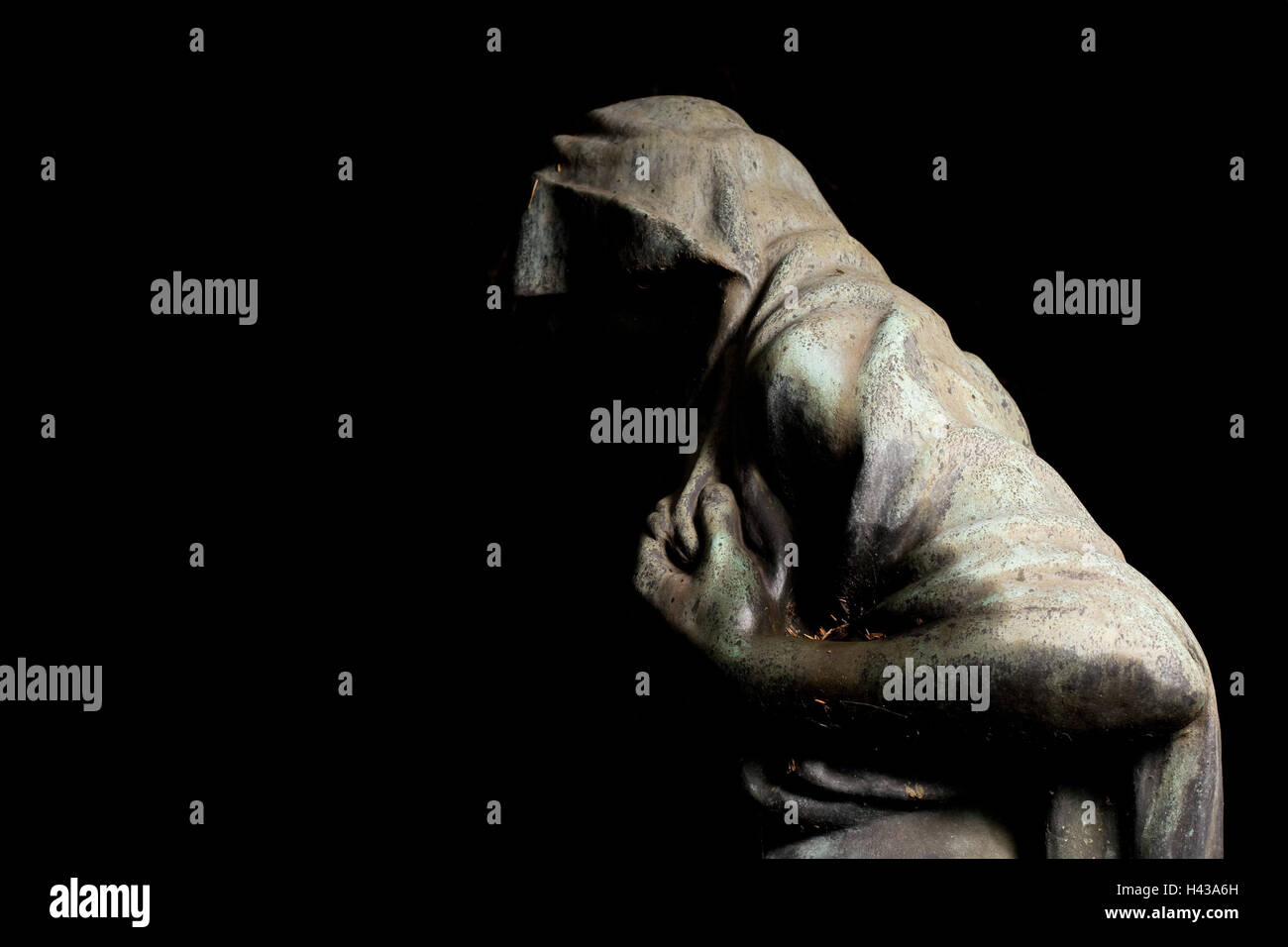 Cimitero, tomba figura, notte, pietra tombale, tomba, icona, dolore, morte, dimissioni, BT, statua, figura, pietra, pietra figura, donna, panno copre, anonimo, a lato, luce e ombra, awfully, misteriosamente, oscurità, nero, dettaglio, Foto Stock