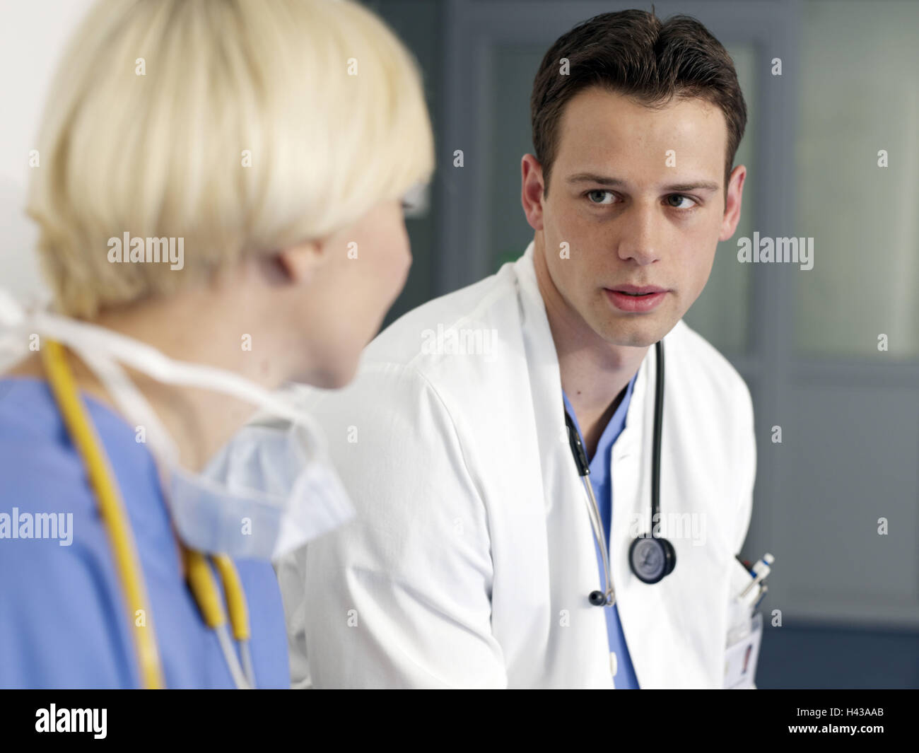 Op. Suor, medico, intrattenimento, conversazione, premuroso, ospedale, clinica Foto Stock