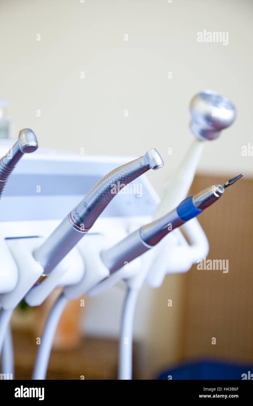 Dentista in pratica, montaggio, trapano, dettaglio, sfocatura, all'interno, la camera, salute, asettico, medicina, sterilmente, dentista, odontoiatria, nessuno, ambulatorio medico, alla pratica della medicina, manovre, afferrare pezzi, diversamente, una smerigliatrice Foto Stock