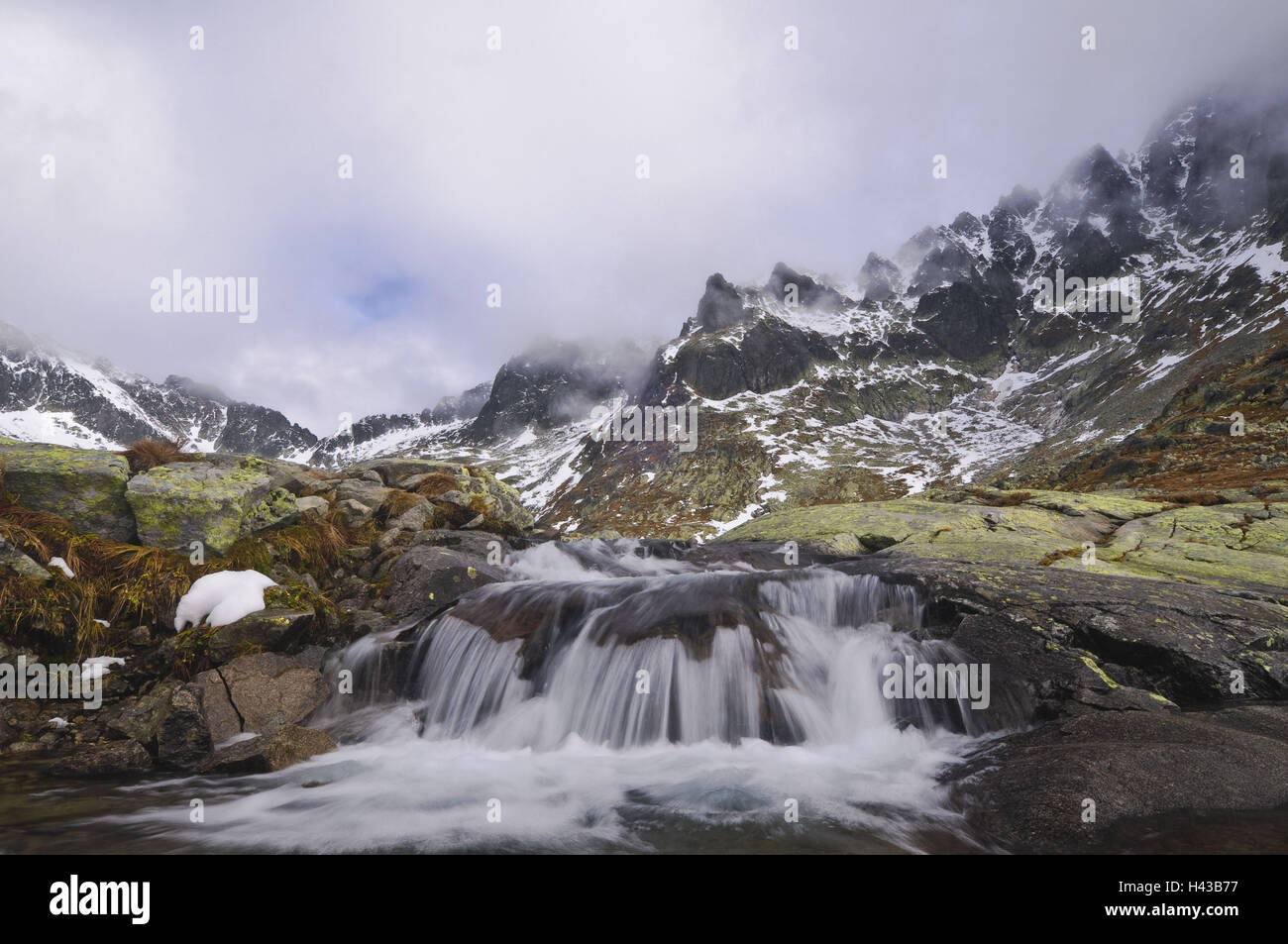 Cascata, panorama di montagna, parco nazionale il Alti Tatra, Presovsky kraj, Slovacchia, Foto Stock