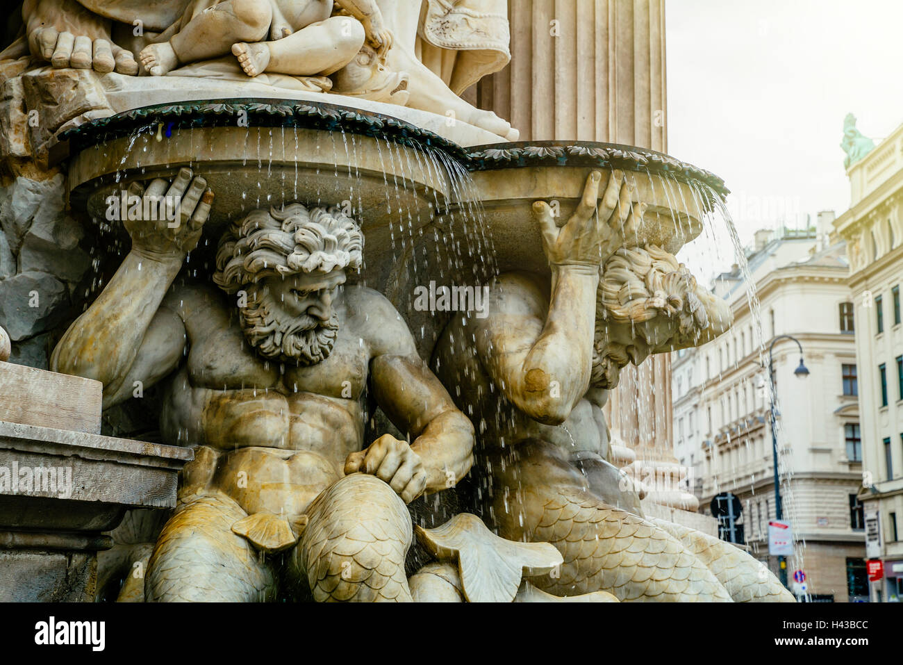 Statua di fattezze maschio nella fontana Foto Stock