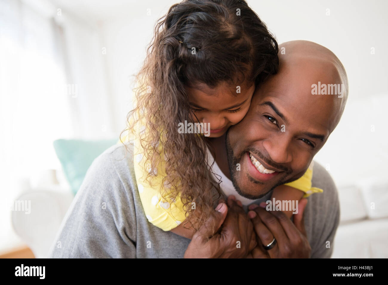 La Figlia che abbraccia il padre Foto Stock
