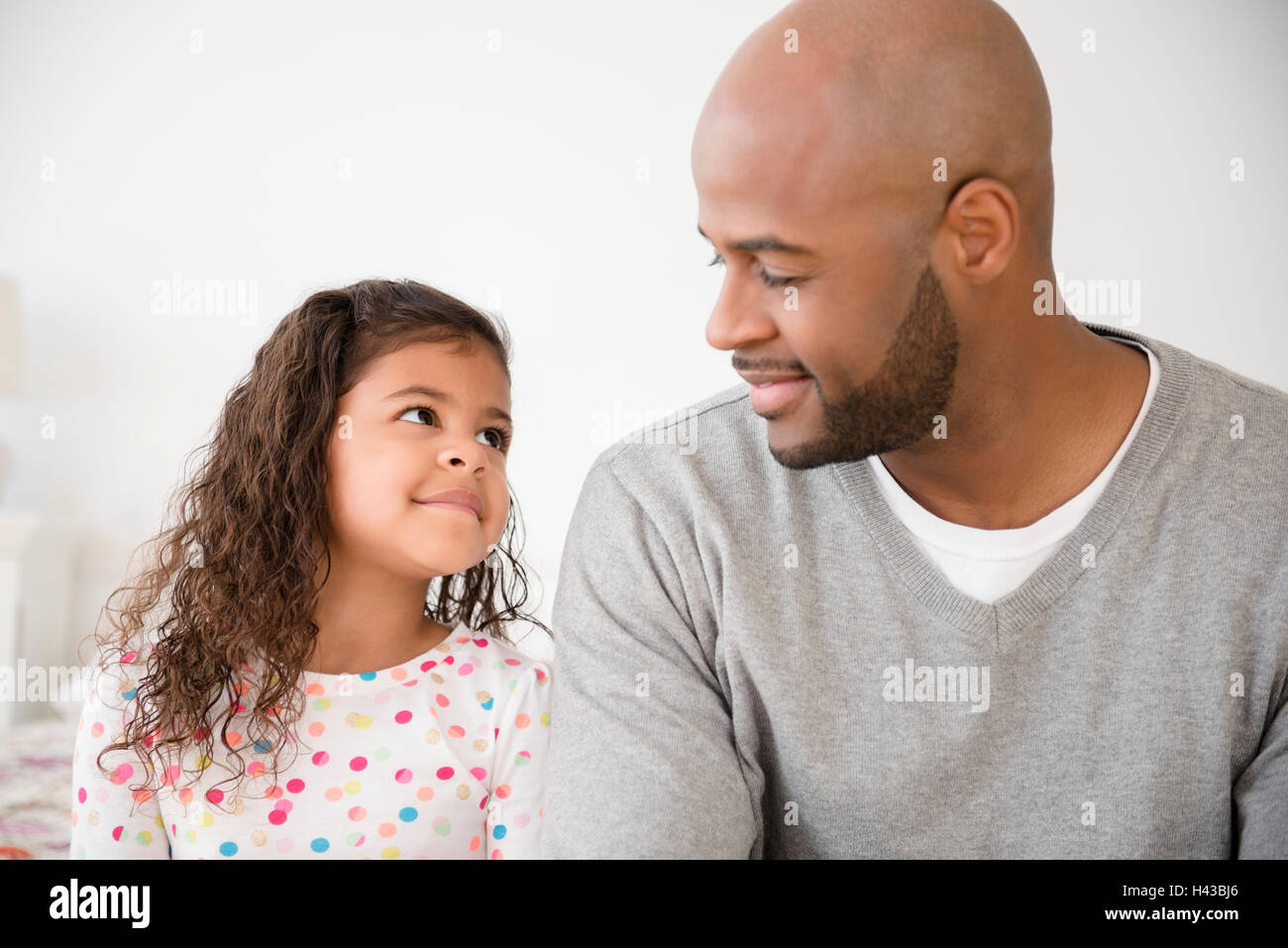Padre e figlia sorridente Foto Stock