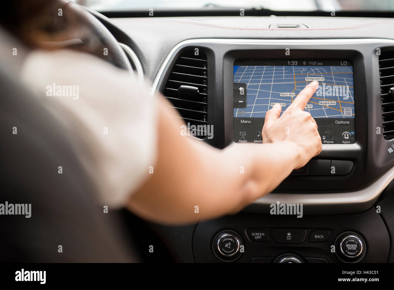 Razza mista donna usando il touch screen mappa di navigazione in auto Foto Stock