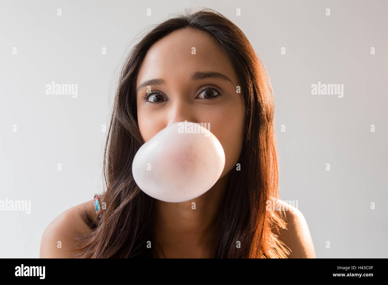 Razza mista donna bolla di soffiaggio con gomma Foto Stock