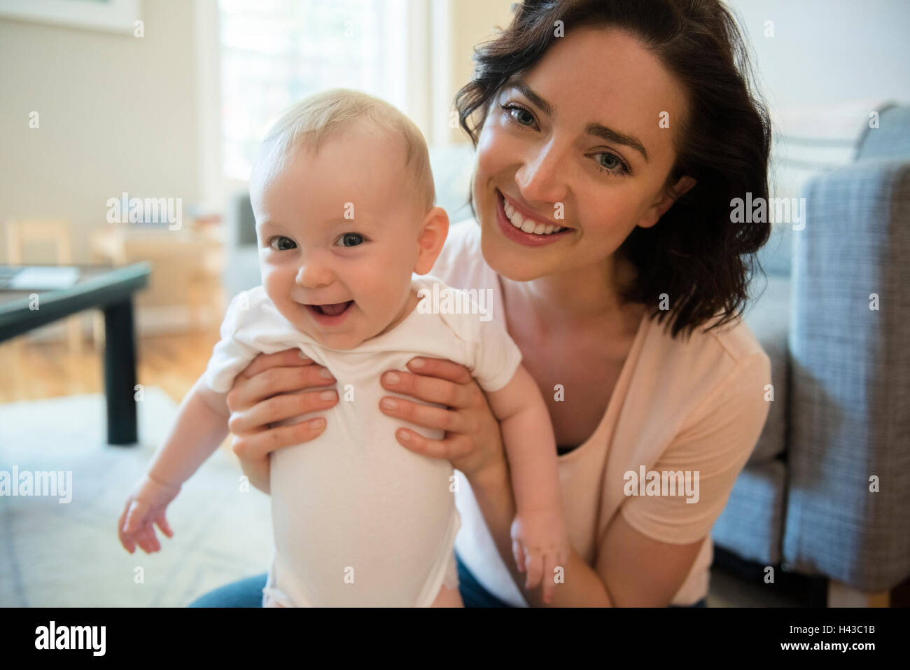 Orgogliosa caucasica ponendo madre con bambino figlio Foto Stock