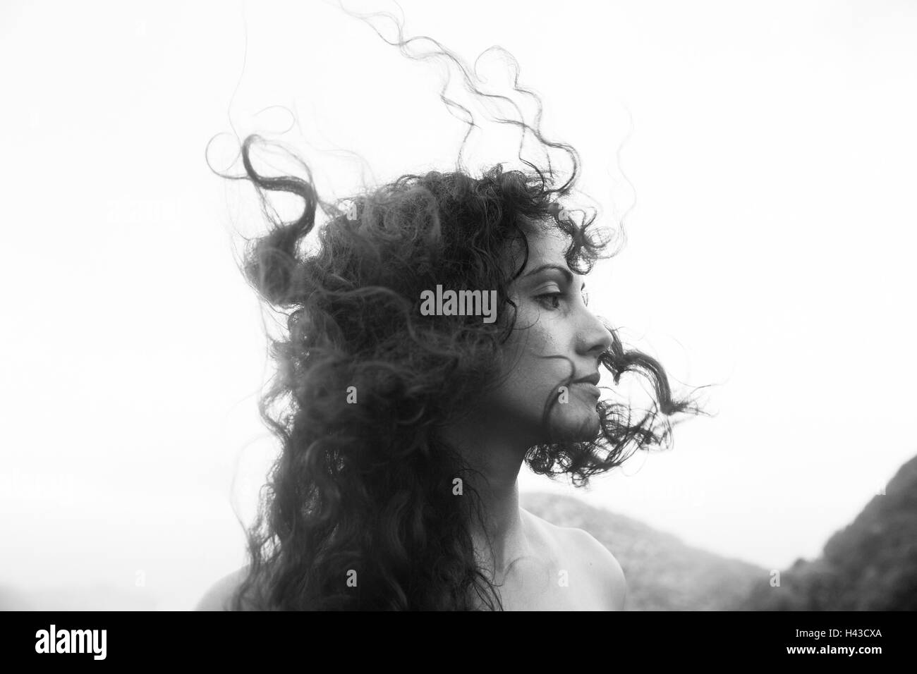 Vento capelli di razza mista donna Foto Stock