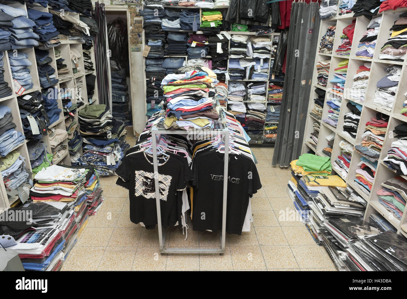 Boutique, ripiani, T-shirt, pantaloni, Foto Stock
