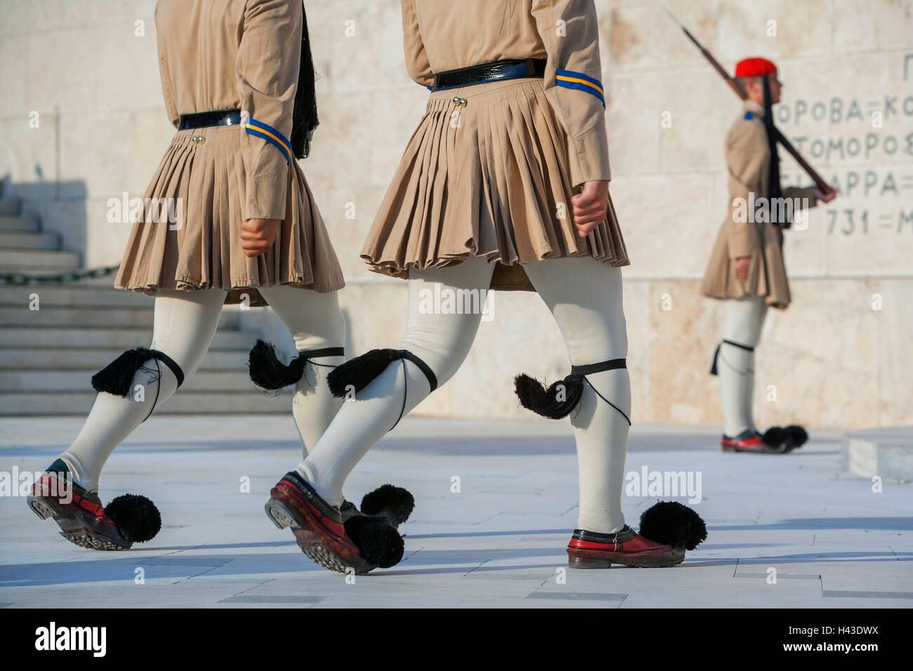 Soldati evzone esecuzione di cambio della guardia, Atene, Grecia Foto Stock