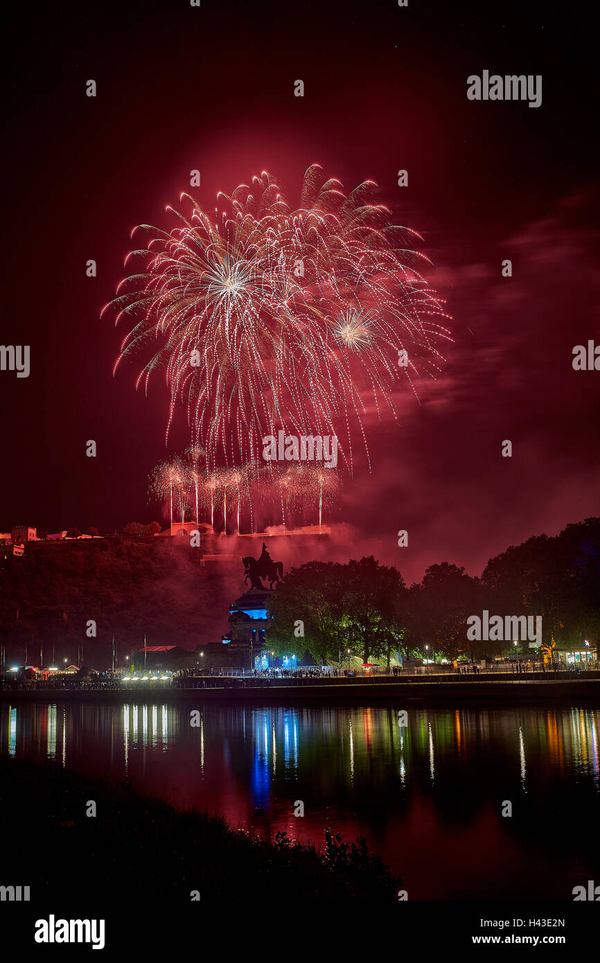 Coloratissimi fuochi d'artificio presso la fortezza Ehrenbreitstein, Coblenza Summer Festival, Rhein in Flammen, Reno in fiamme 2016, Deutsches Foto Stock