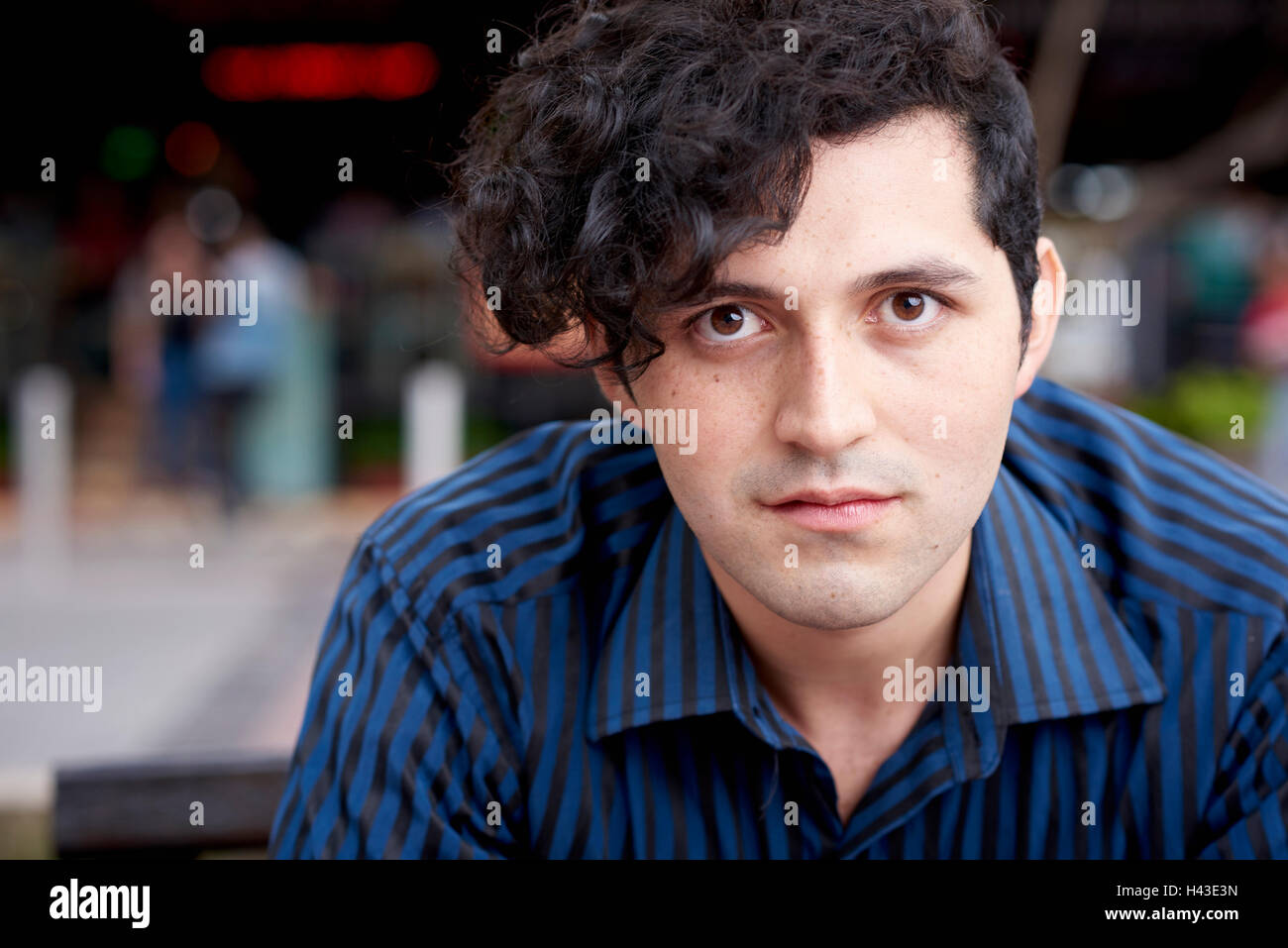 Grave uomo ispanico con capelli ricci Foto Stock