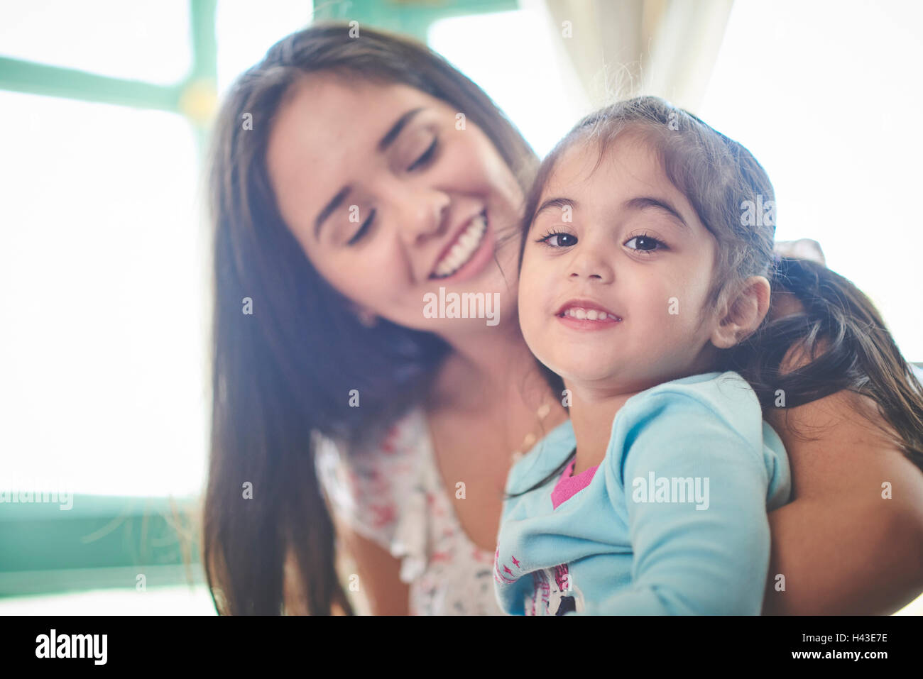 Ispanico azienda madre figlia sorridente Foto Stock