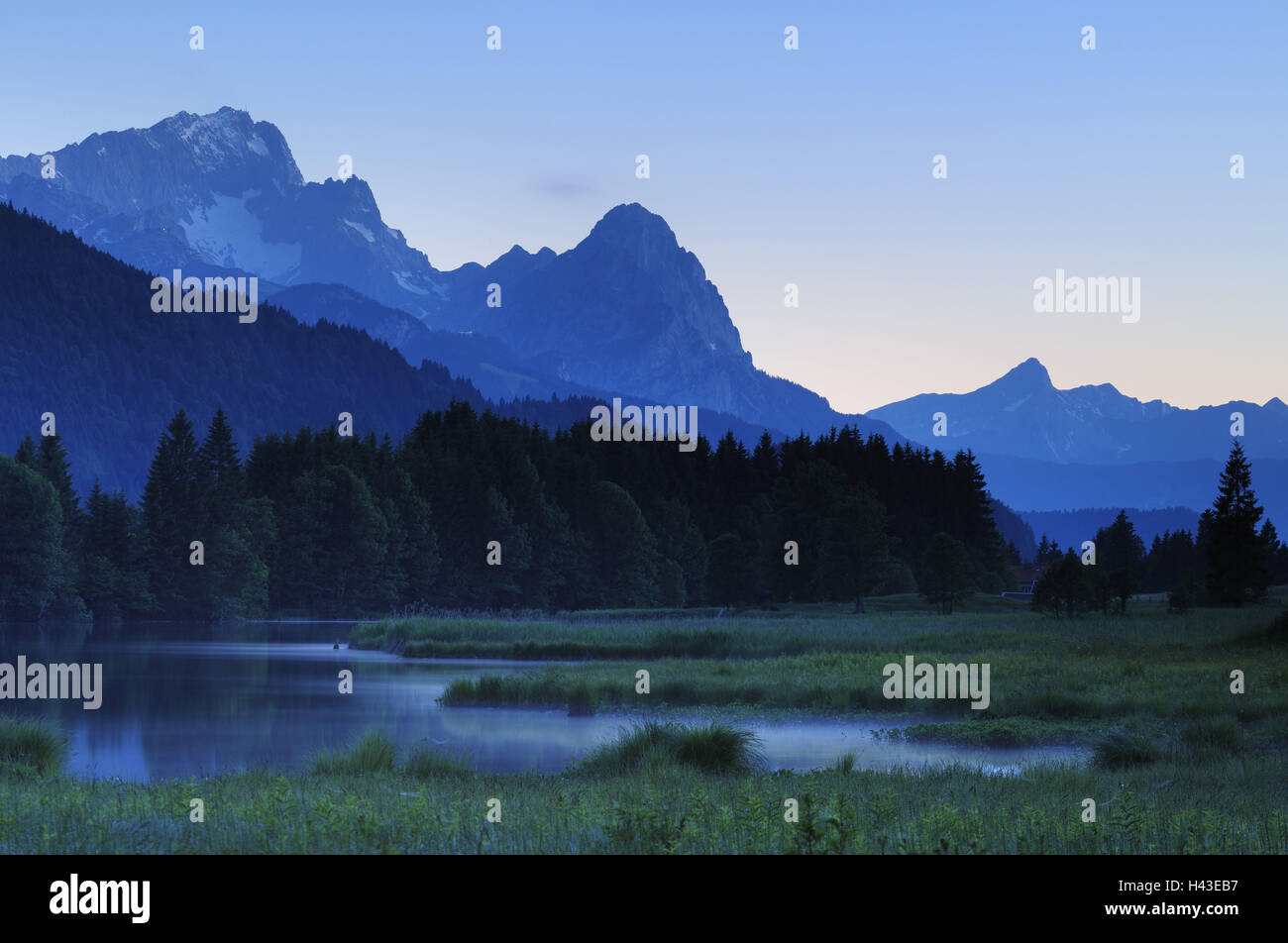 In Germania, in Baviera, Krün, Geroldsee, gamma di Wetterstein, sera, Foto Stock