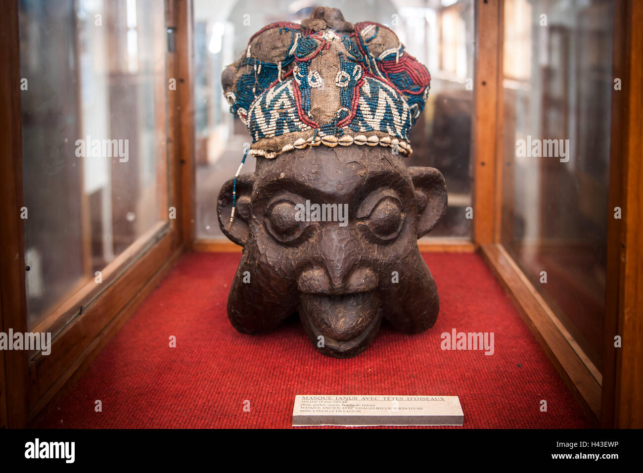 Janus maschera decorata con vetro e sfere di ceramica, del xix secolo, il museo storico del popolo Bamoum, Palazzo del Sultano, Foumbam Foto Stock
